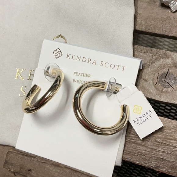Kendra Scott nwt Colette feather weight gold hoop post earrings - Picture 2 of 3